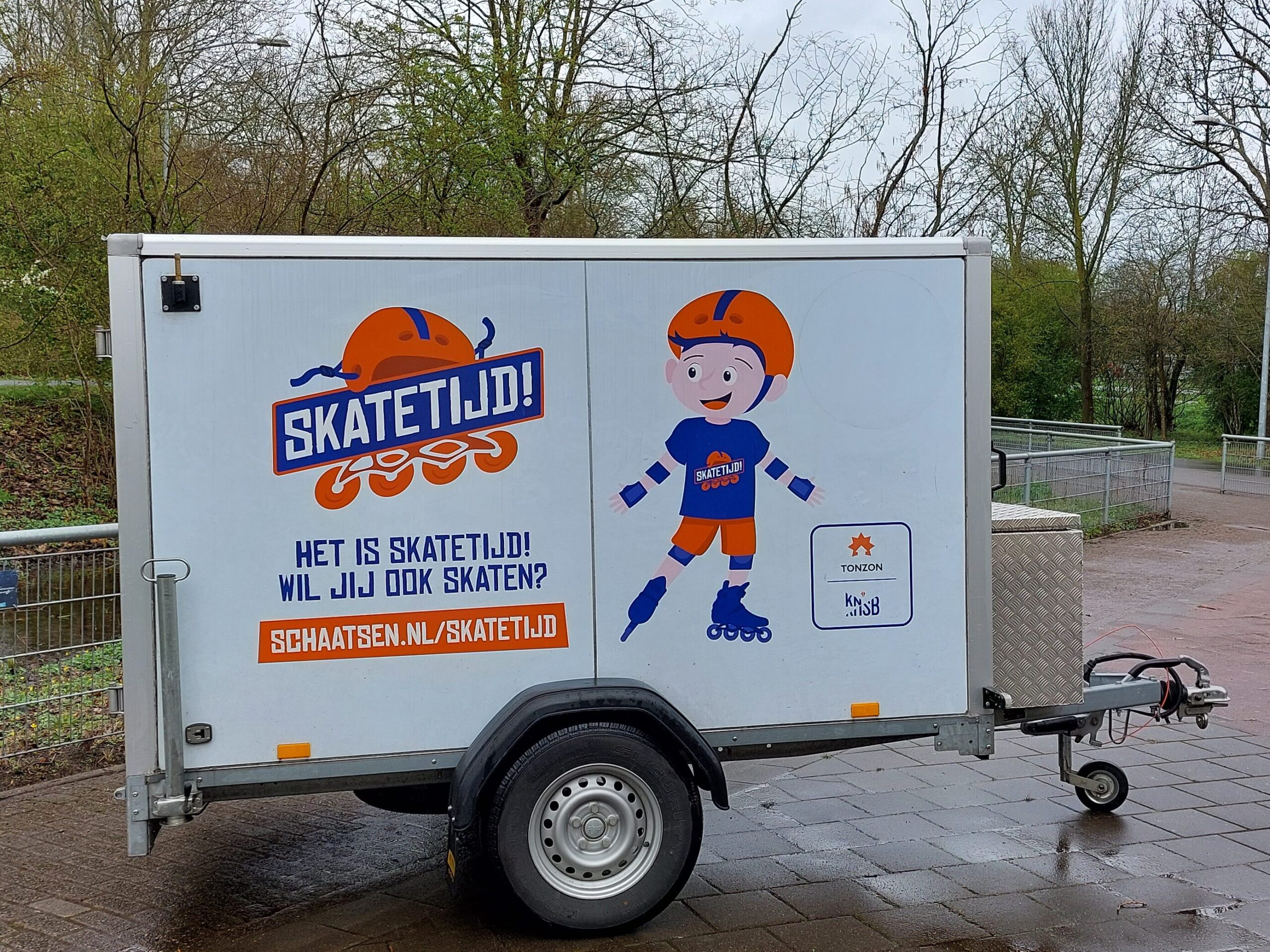 KNSB aanhanger vol met skeelermateriaal